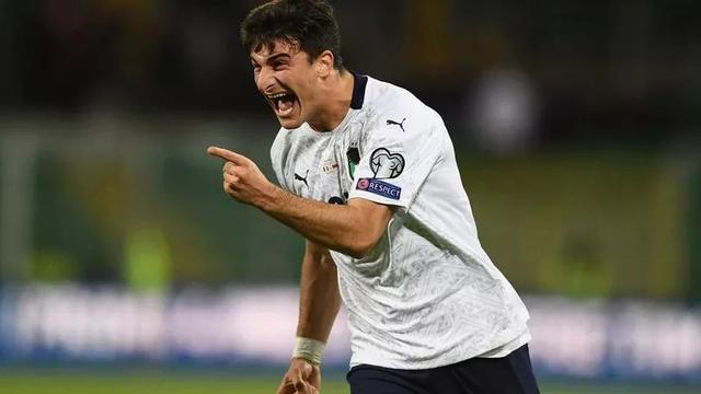 中场核心的 中场核心的