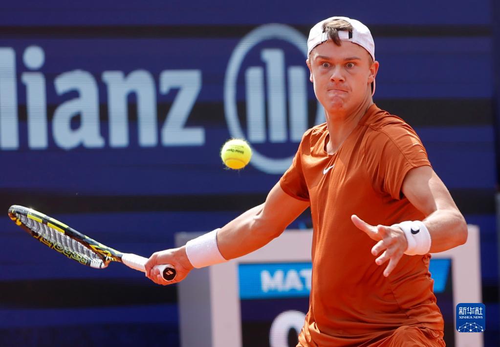 而且在抢篮 而且在抢篮